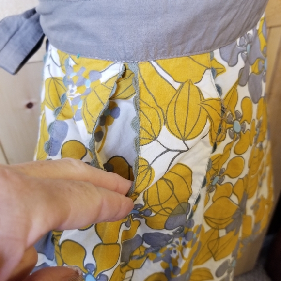 Simply Envogue Cotton Floral Ruffle Neck Tie Back Pocketed Apron - Picture 5 of 8